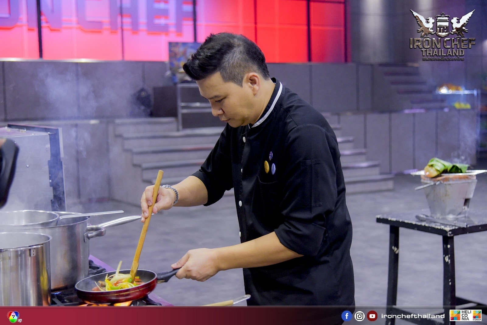 SS9 ๒๐๐๓๐๒ 0063 “หม่อมป้อม” โผล่ชี้ชะตา “เชฟกระทะเหล็ก” “เชฟโทนี่ เชฟไก่” งัดสูตรเด็ดพลิกตำราปะทะเดือด